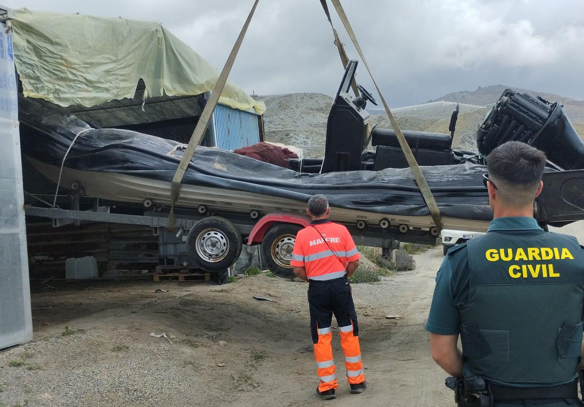 Embarcación hallada en un invernadero de Albuñol.