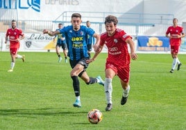 Jugadores del Motril y del Arenas en un partido.