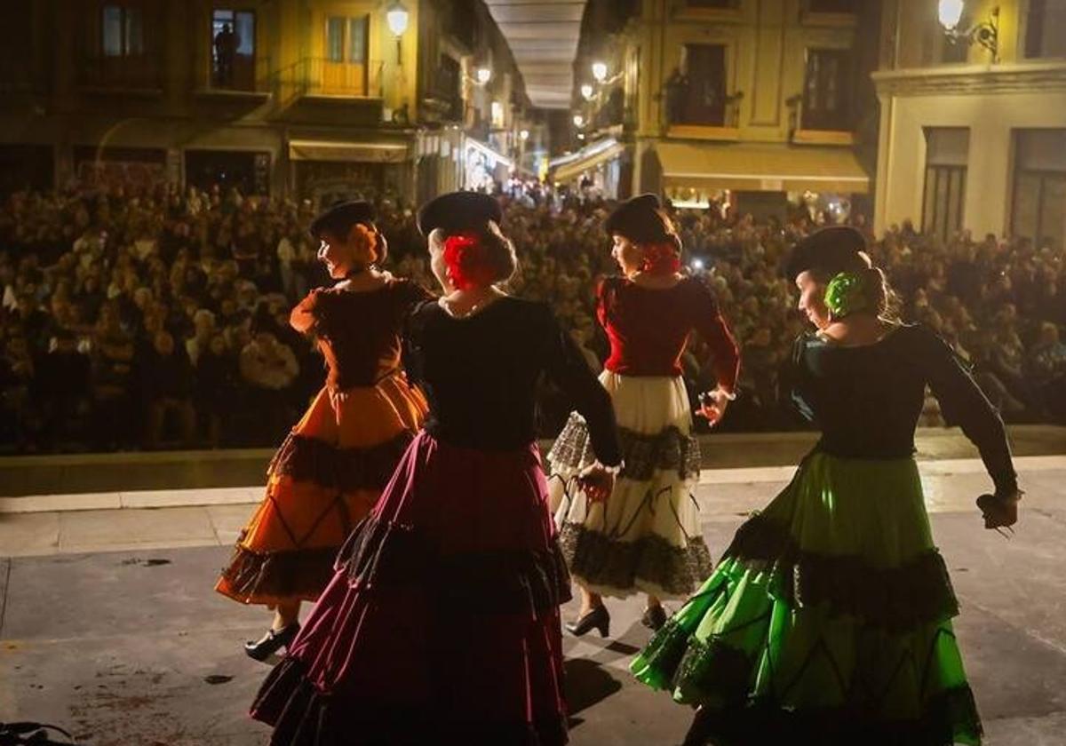 Danza en la Plaza de las Pasiegas.