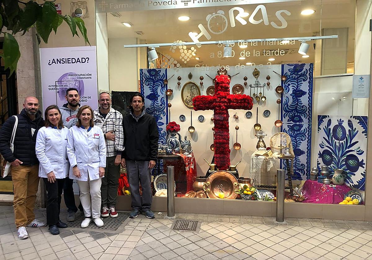 La Hermandad de la Aurora instala su cruz en un escaparate del Zaidín