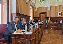 Bancada popular en el salón de plenos de la Diputación.