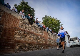 Manuel Santiago corre bajo el Mirador de San Nicolás.