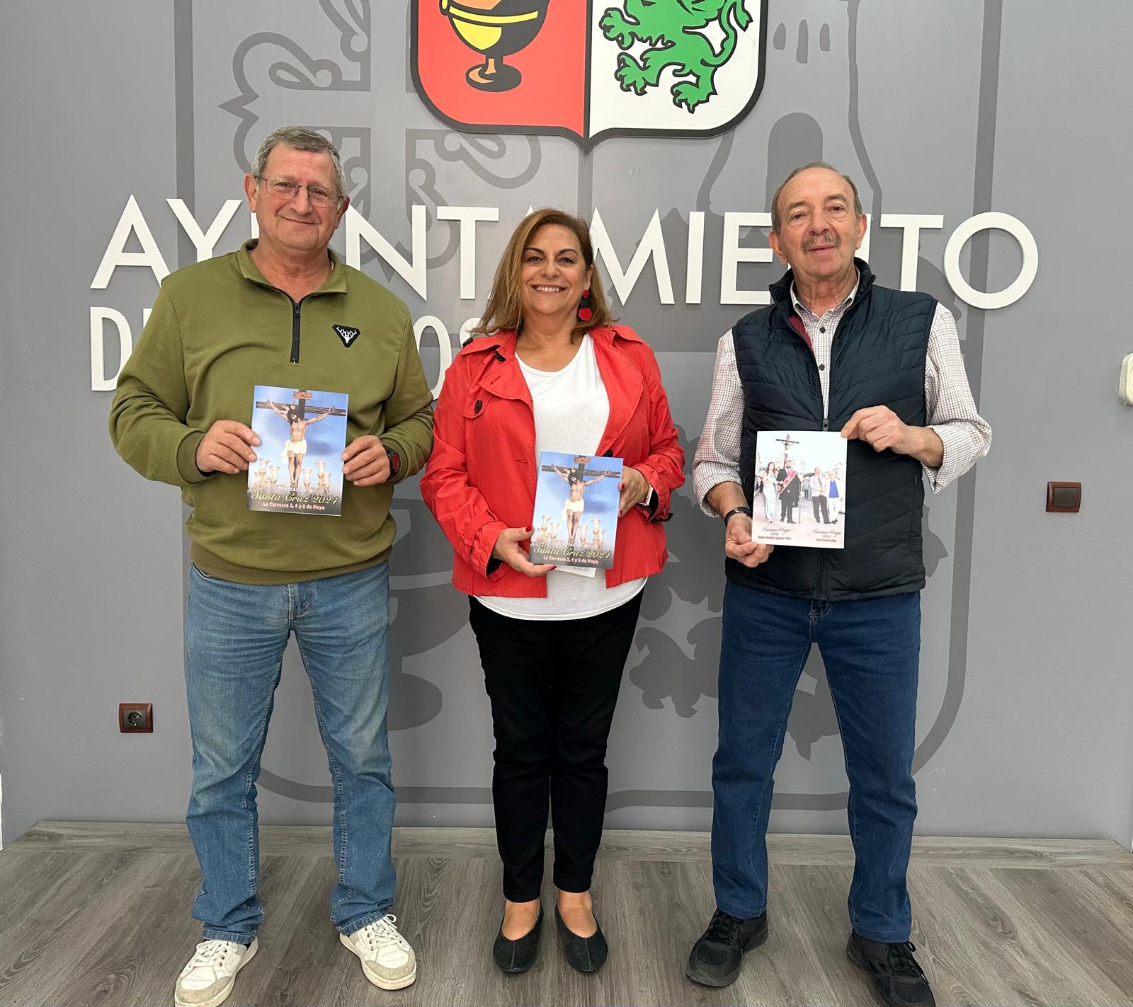 La concejala Ana M. Expósito, entre el alcalde pedáneo, José Miguel Caño, y el hermano mayor, José García.