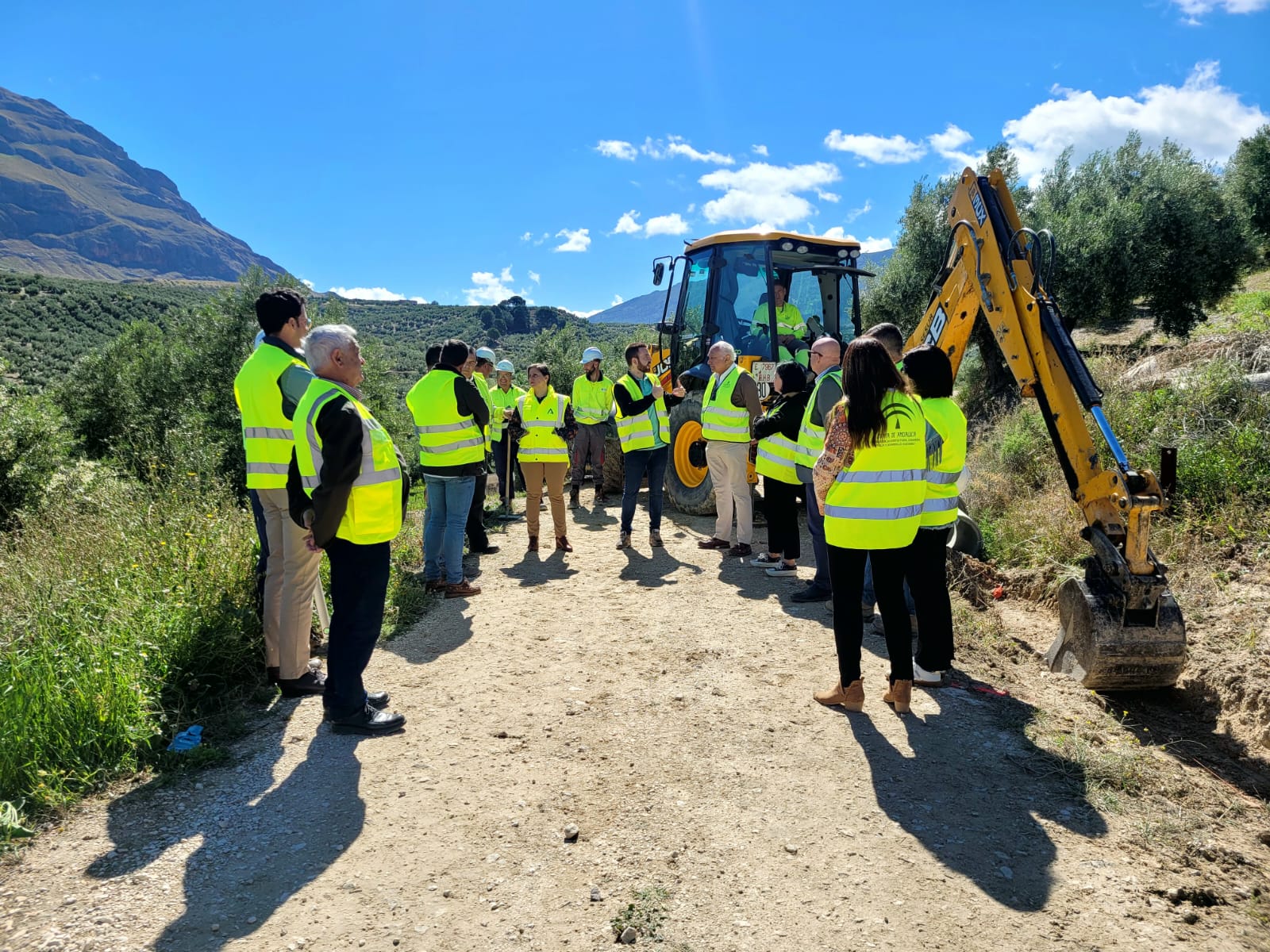 Visita a las obras en el camino rural 'Cerros del Pino', en Bedmar.
