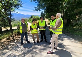 La delegada de Agricultura, Soledad Aranda, visita los caminos rurales que se arreglan en Baeza.