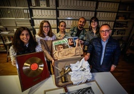 Personal del Archivo y miembros de la Fundación muestran algunos de los objetos del cantante.