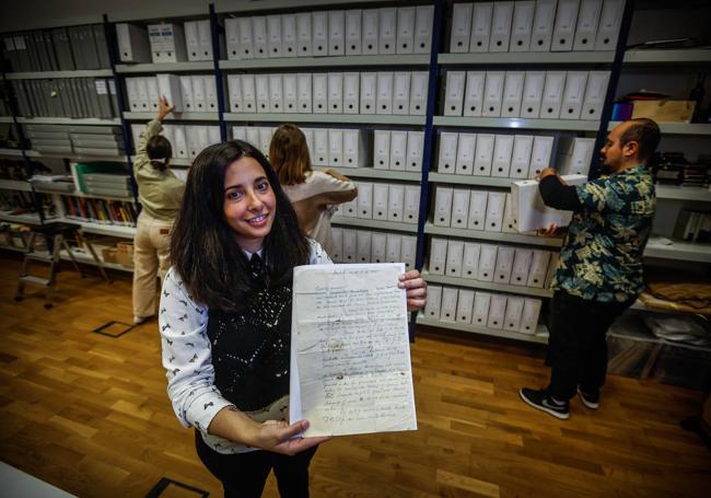 Capelli muestra la primera carta del Archivo.