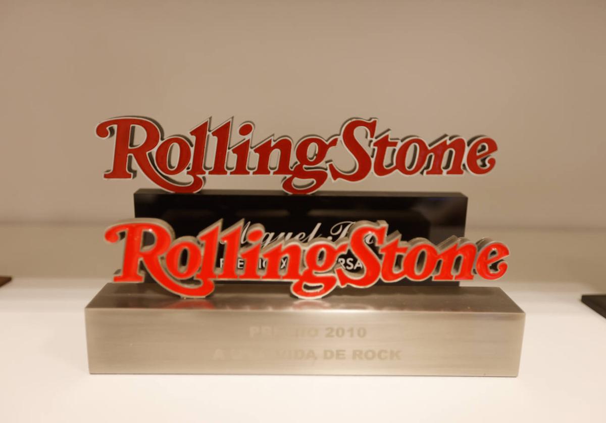 Imagen principal - Premio de la revista Rolling Stone, maleta en la estantería y carta con la firma de Miguel. 