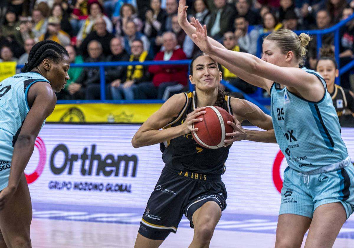 Belén Arrojo, con el balón, pugna con la belga Massey. ros cava