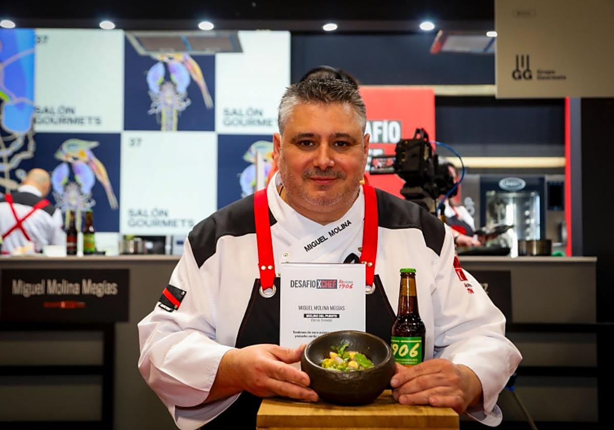 Miguel Molina con su plato de tendones de vaca Pajuna y quisquilla de Motril.