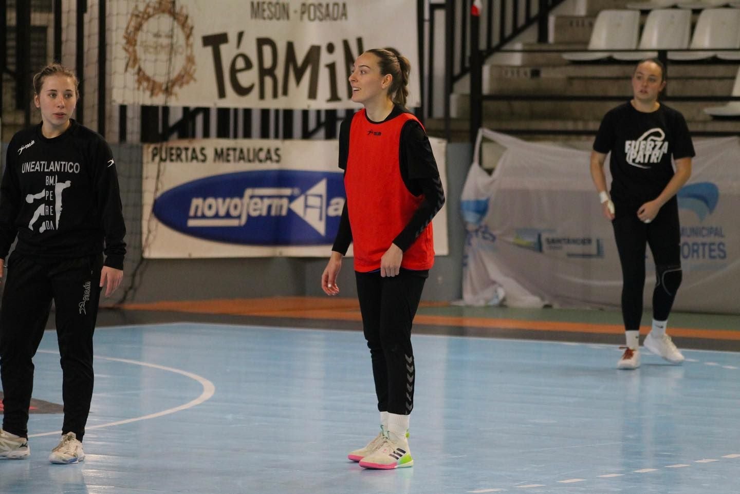 Jerónimo, con peto rojo y en el centro, en una sesión de trabajo con el equipo.