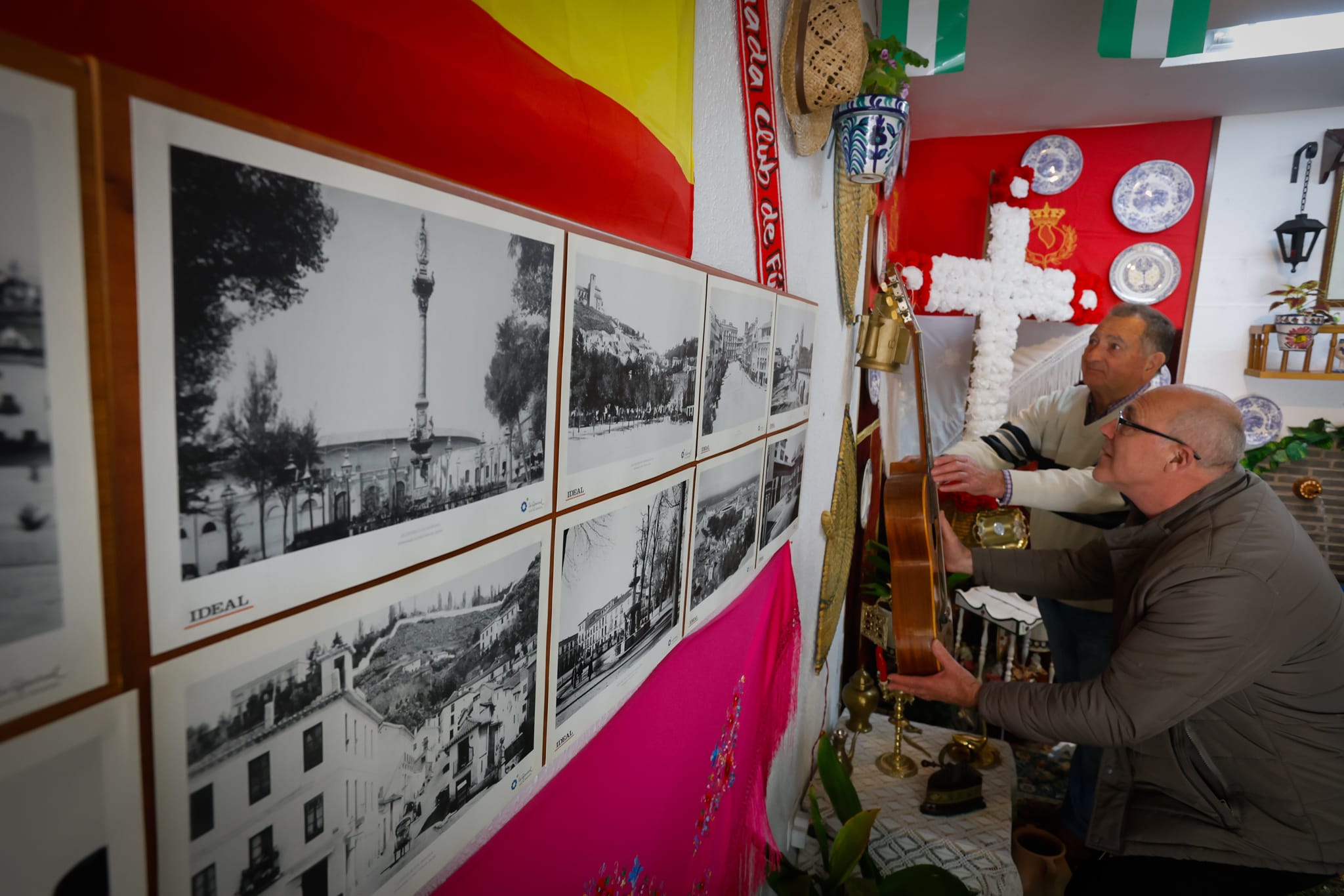 Las imágenes de la peculiar Cruz que cuenta la historia de Granada con fotos de IDEAL