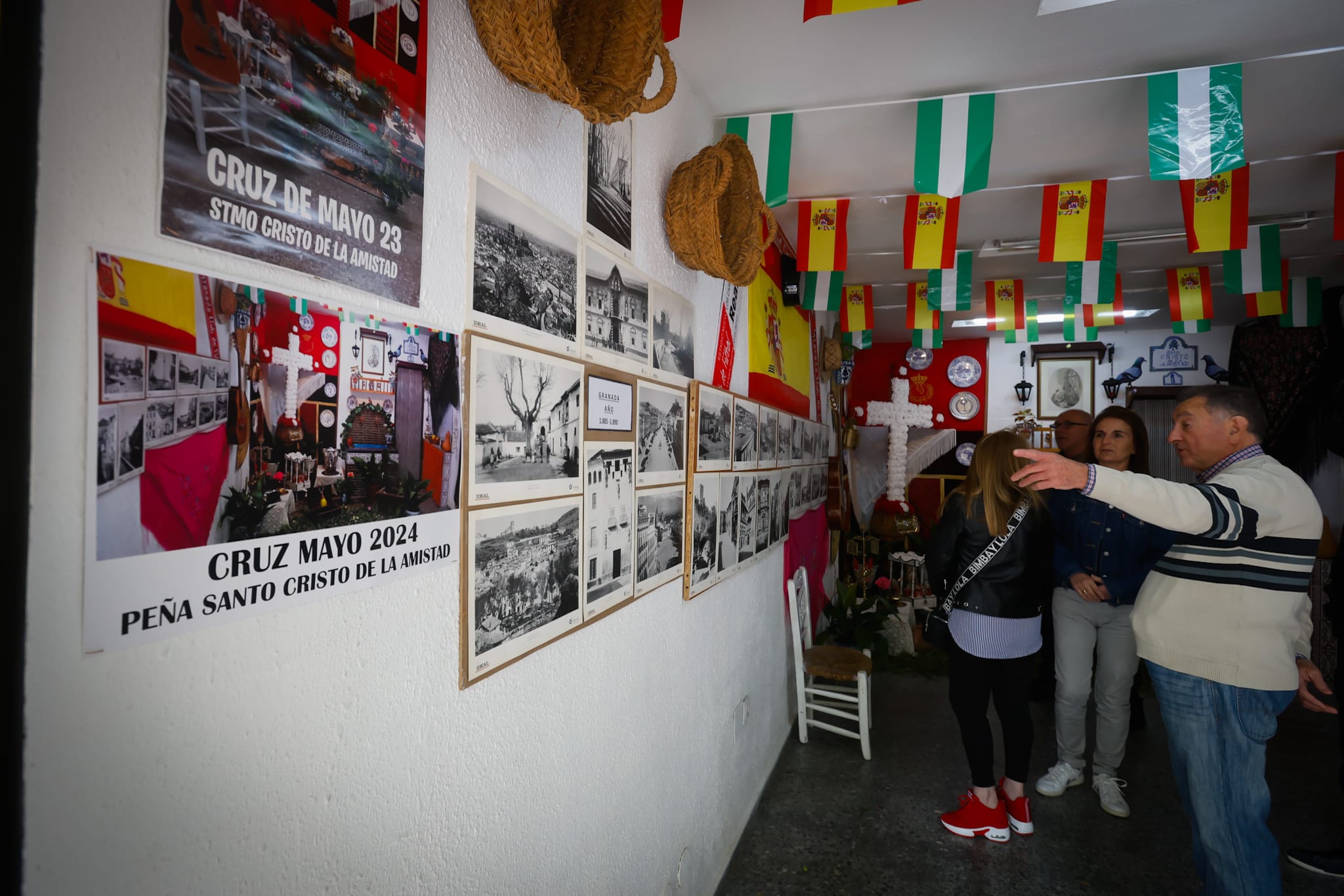 Las imágenes de la peculiar Cruz que cuenta la historia de Granada con fotos de IDEAL