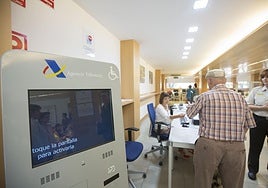 Una oficina de asistencia para la presentación de la Renta en Granada.