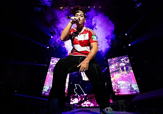Saiko, con la camiseta del Granada, durante un concierto en Granada.