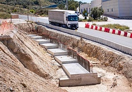 Las máquinas y los trabajadores se han marchado de la zona de obras, cerca del puente de Tablate.