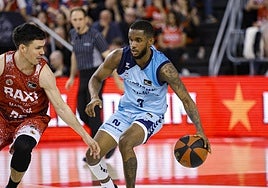 Jean Montero bota ante Dani Pérez en el partido del Andorra contra el Manresa.