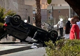 Coche volcado en Beiro.