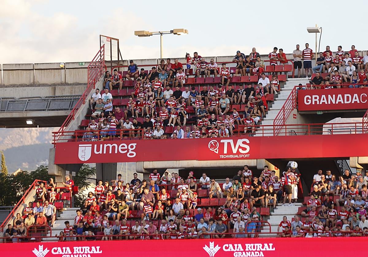 Encuéntrate en la grada durante el Granada-Albacete
