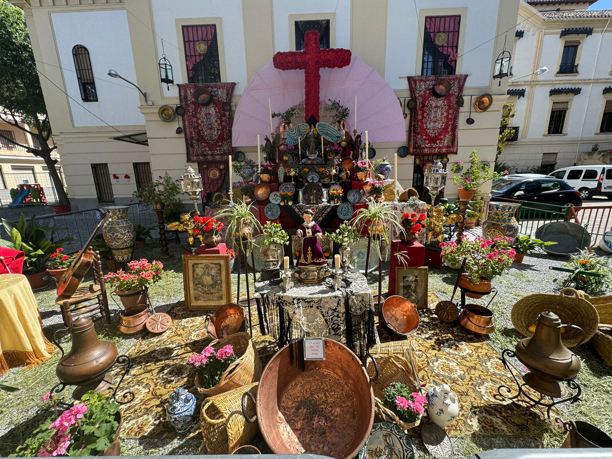 Las cruces en las calles, patios y escaparates de Granada