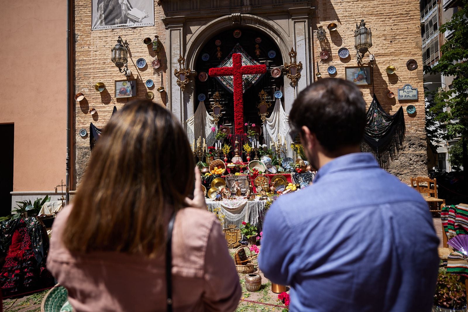 Las cruces en las calles, patios y escaparates de Granada