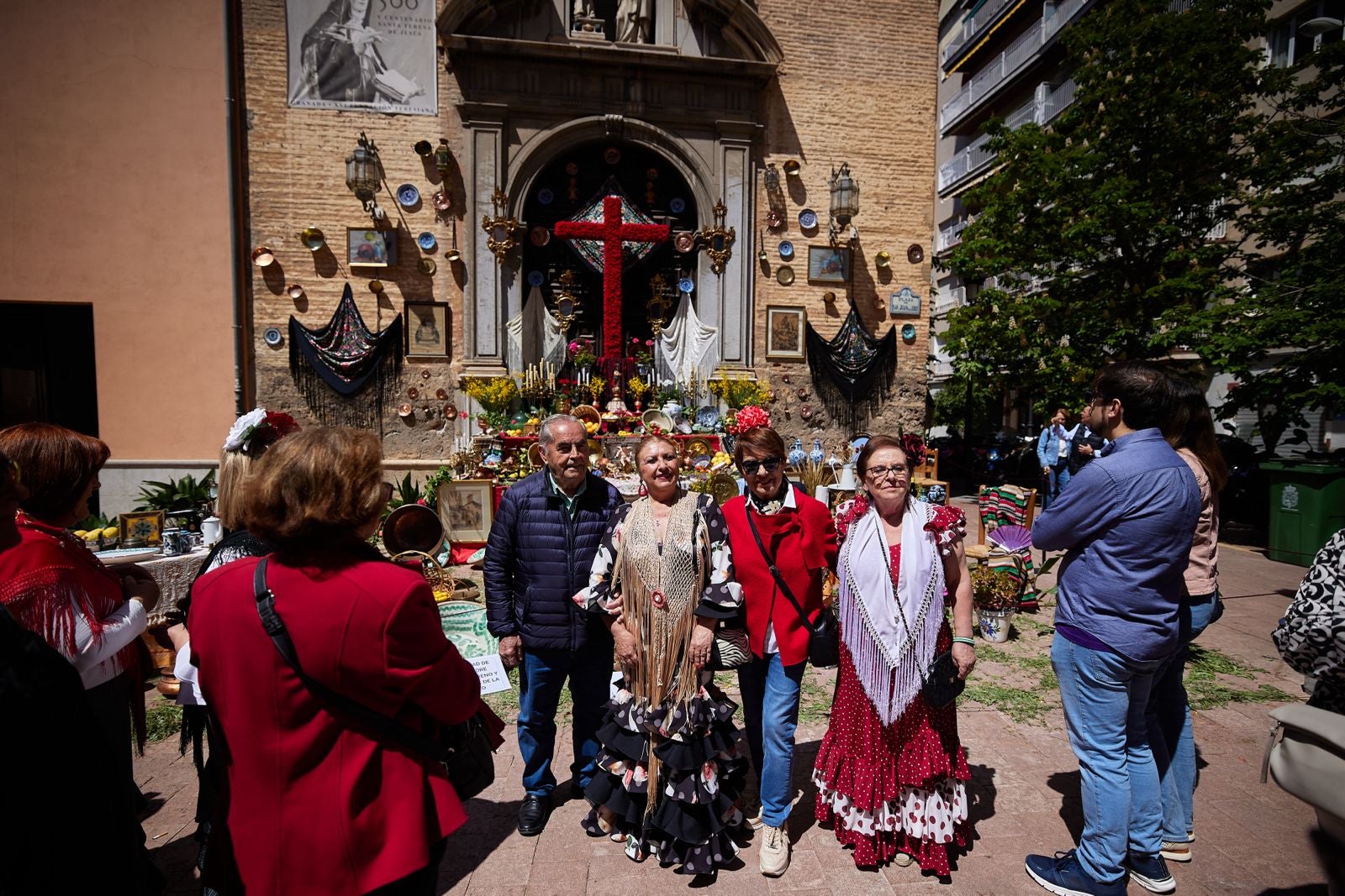 Las cruces en las calles, patios y escaparates de Granada