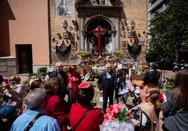 Las cruces en las calles, patios y escaparates de Granada
