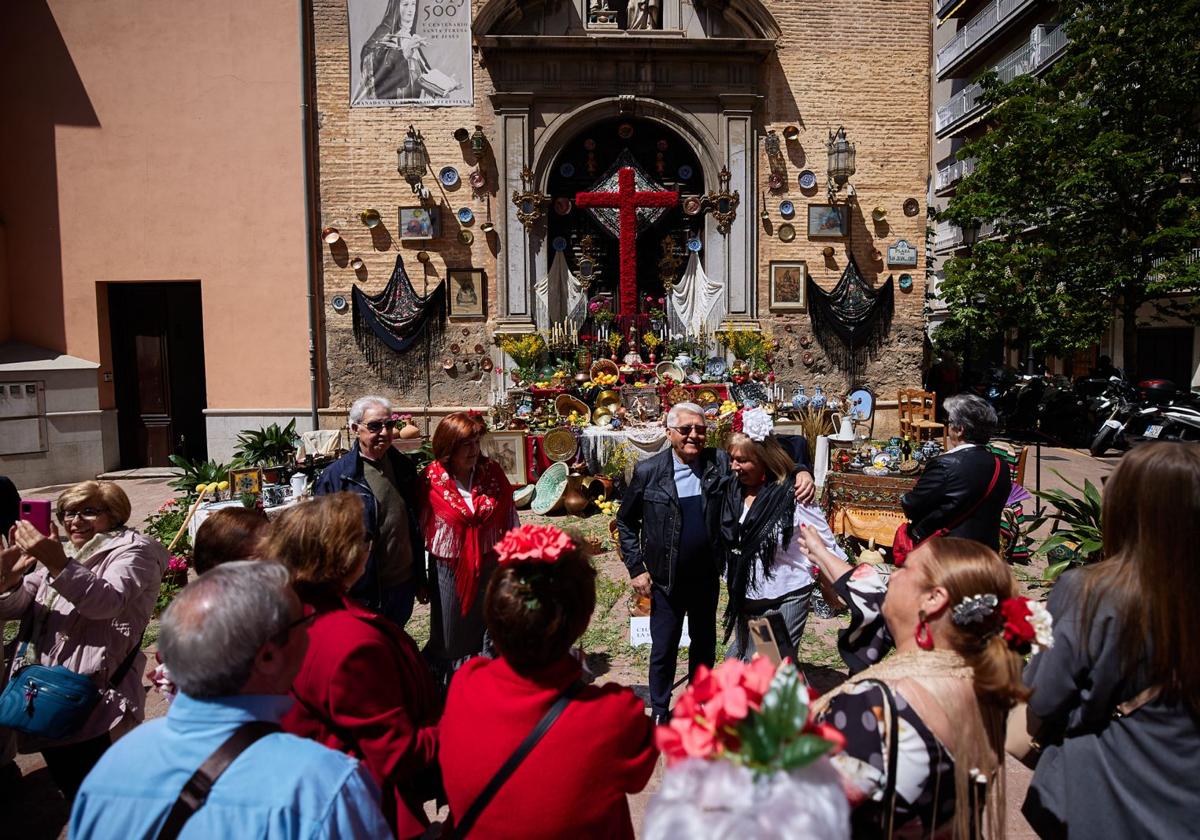 Las cruces en las calles, patios y escaparates de Granada