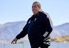 José Ramón Sandoval, durante su salida al entrenamiento del Granada de este viernes.