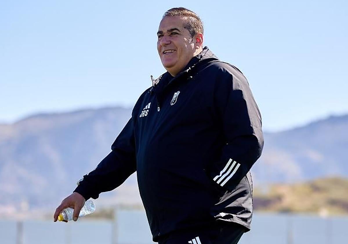 José Ramón Sandoval, durante su salida al entrenamiento del Granada de este viernes.
