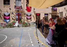 El colegio mayor San Bartolomé cobija a los granadinos bajo sus toldos en la segunda jornada de Cruces.