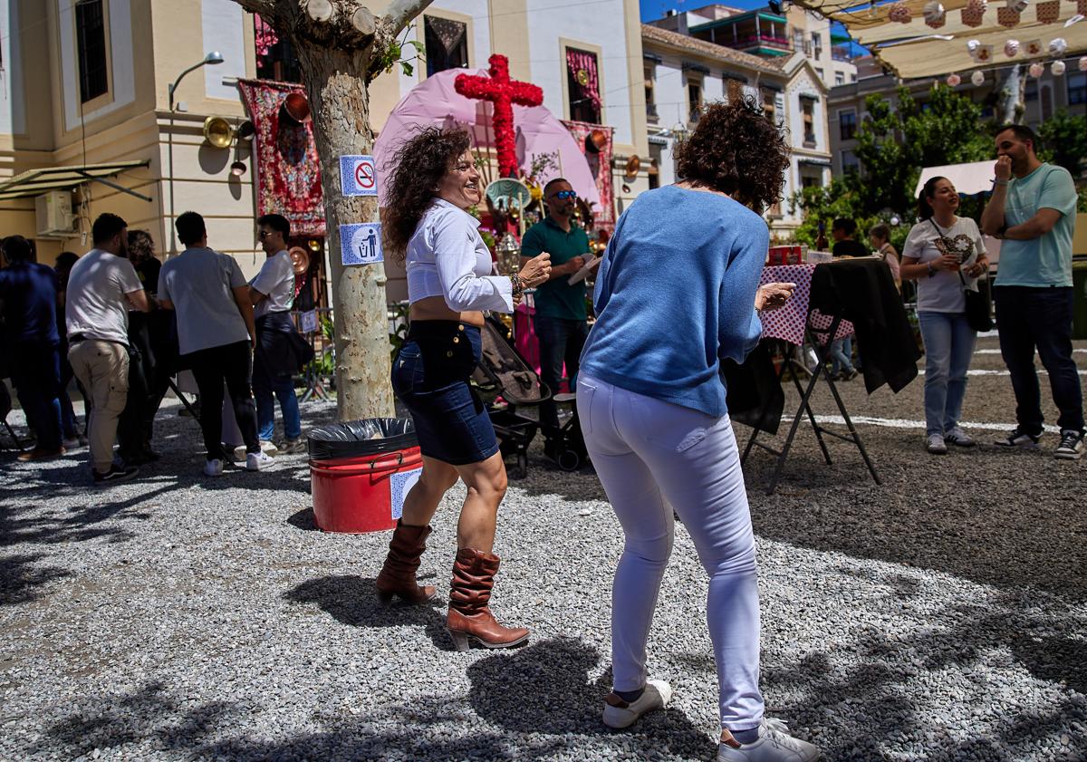 Imagen principal - Fiesta con mucho baile bajo el sol de las Cruces de mayo en Granada.