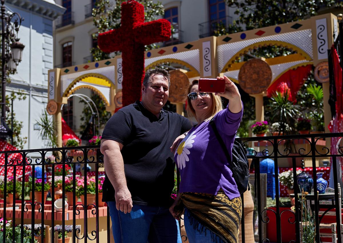 Imagen secundaria 1 - Fiesta con mucho baile bajo el sol de las Cruces de mayo en Granada.