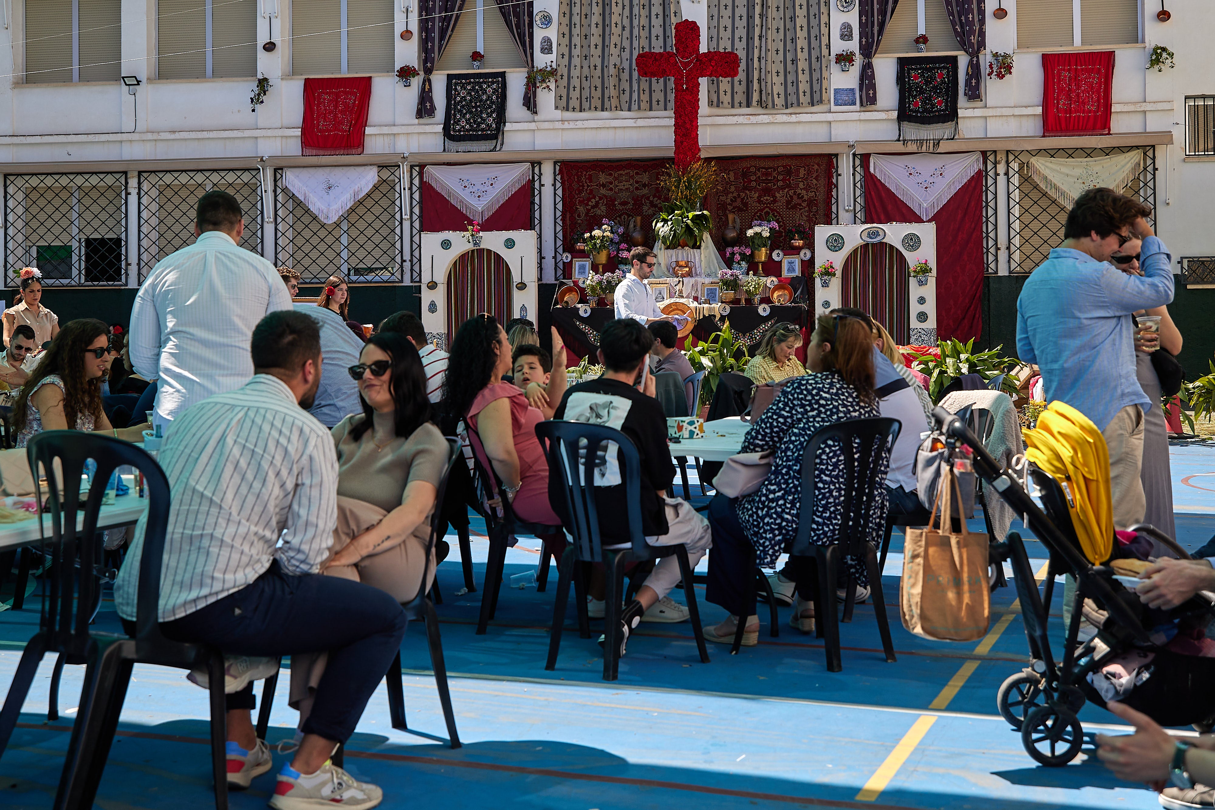 El sábado de cruces en Granada, en imágenes
