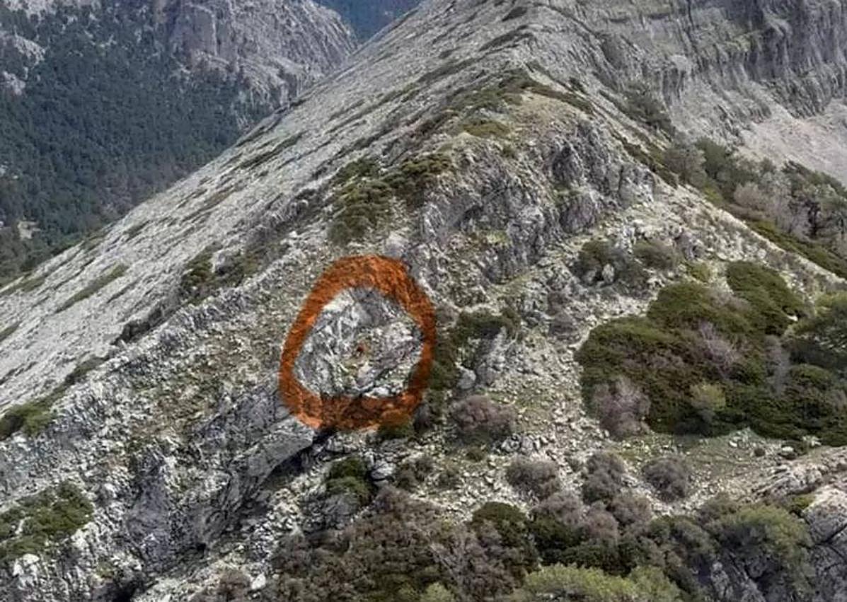 Imagen secundaria 1 - Imagen de los helicópteros, de la zona donde tuvo lugar el suceso y de Daniela en el hospital.