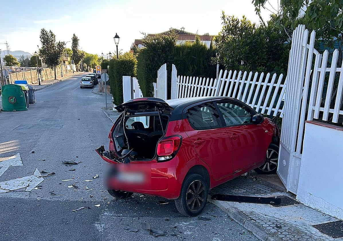 El coche siniestrado empotrado contra una vivienda en Ogíjares