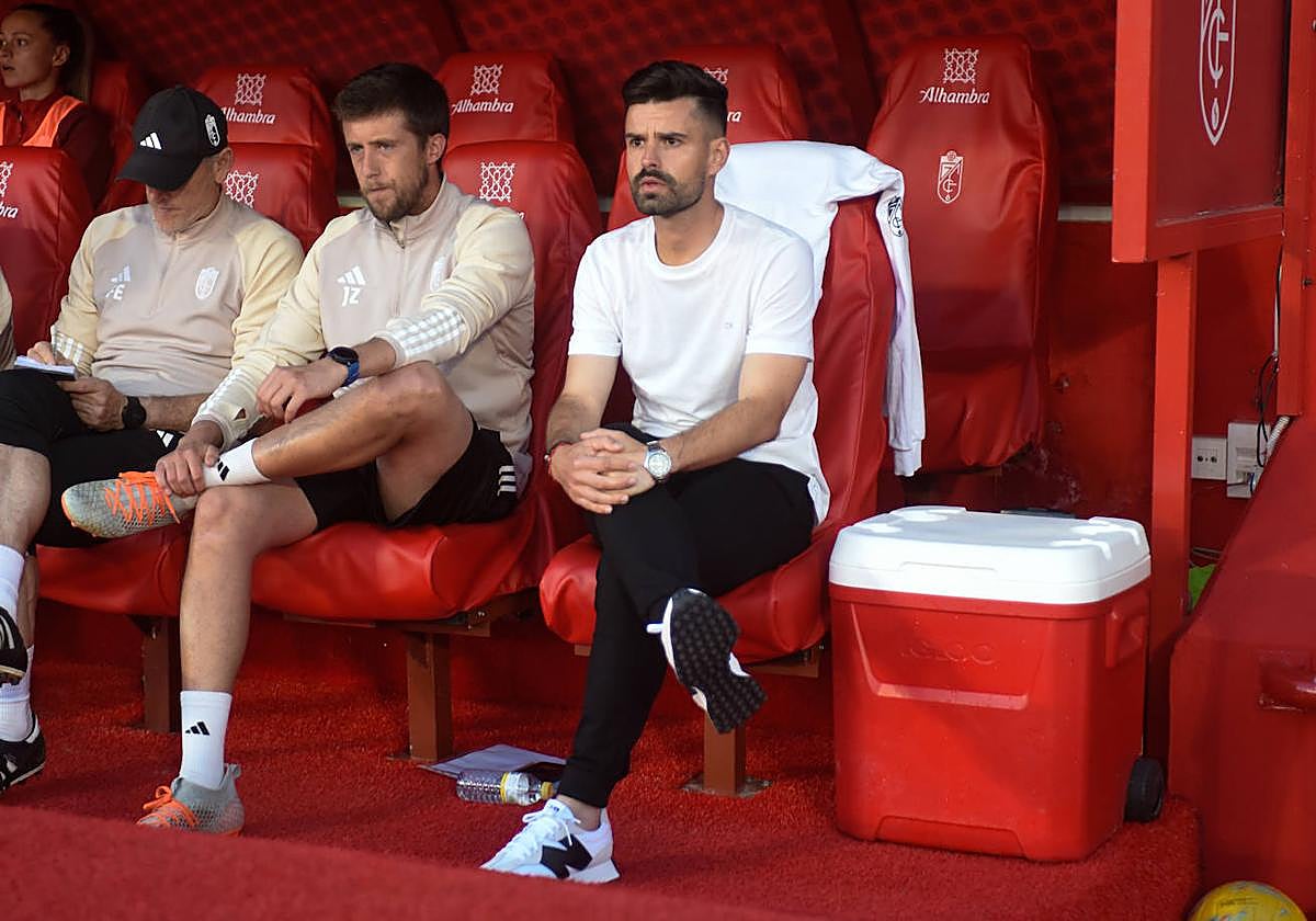Roger Lamesa, entrenador del Granada, en el centro.