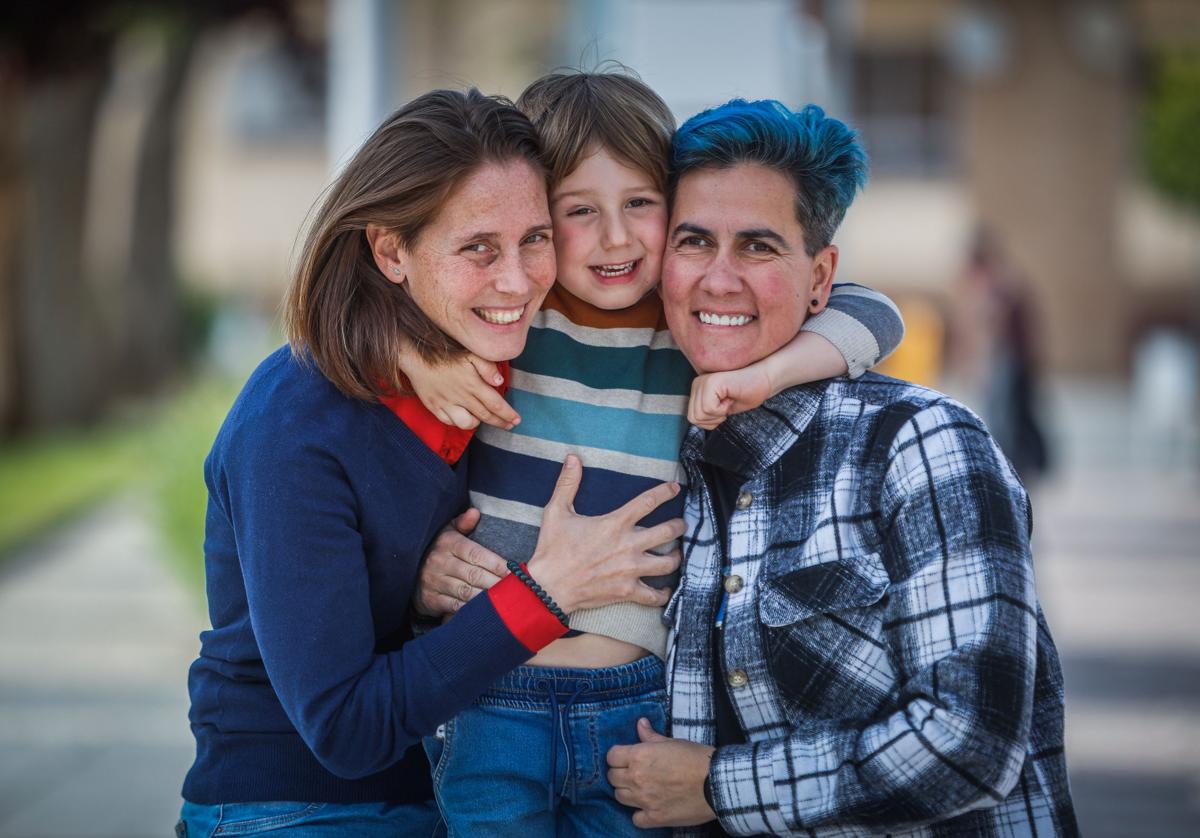 Bibiana y Laura con su hijo Pablo.