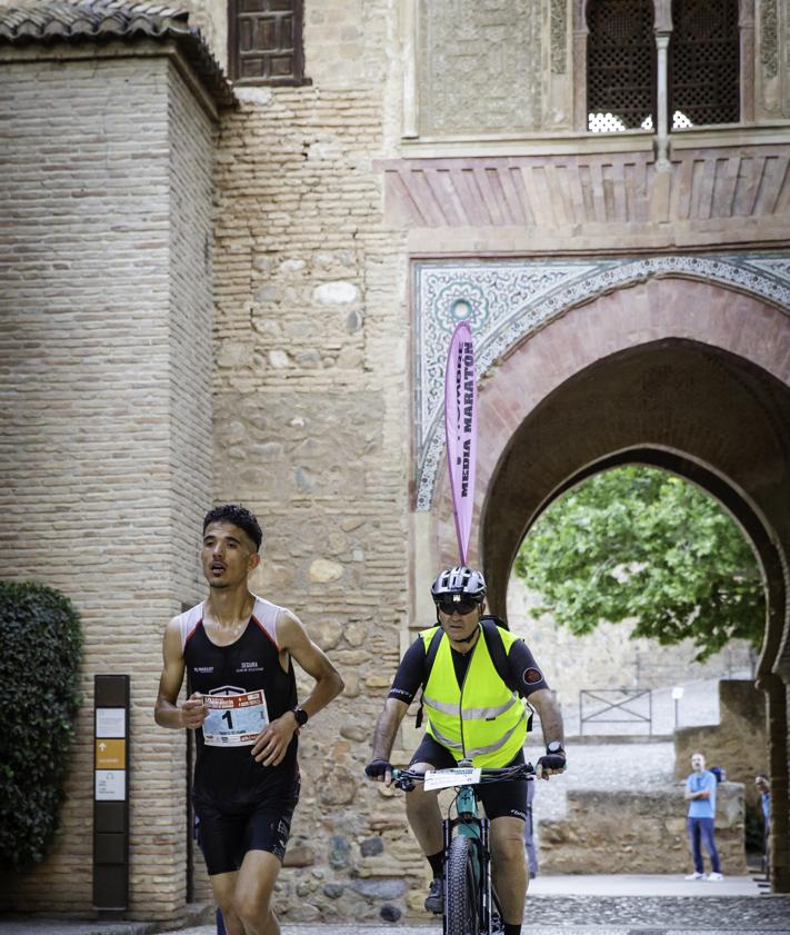 Imagen secundaria 2 - Los participantes, por el entorno de la Alhambra y el Generalife.