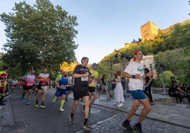 Participantes en la Media Maratón de 2023, por el Paseo de los Tristes.