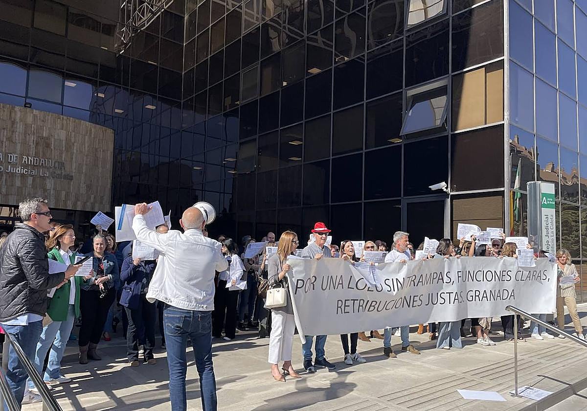 Protesta de los funcionarios judiciales en Caleta a finales de abril.