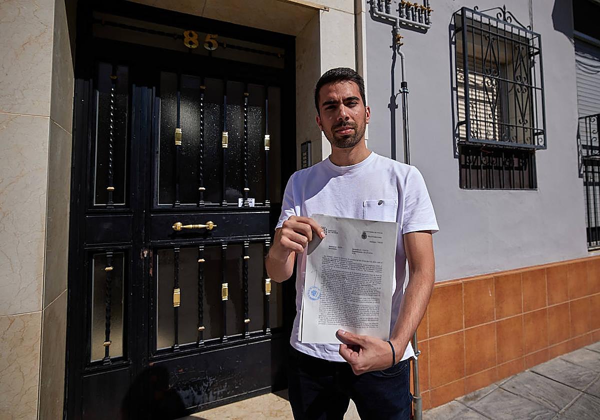 Esteban posa para IDEAL delante de su edificio con la denuncia