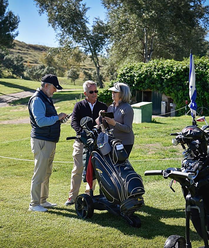 Imagen secundaria 2 - Diferentes instantes del Torneo de Golf con los organizadores, patrocinadores y participantes.