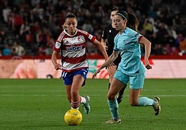 Naima, en una acción con Aitana Bonmatí.