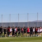 Los futbolistas del Granada escuchan a José Ramón Sandoval durante su último entrenamiento.