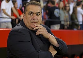 José Ramón Sandoval, pensativo en el Pizjuán.