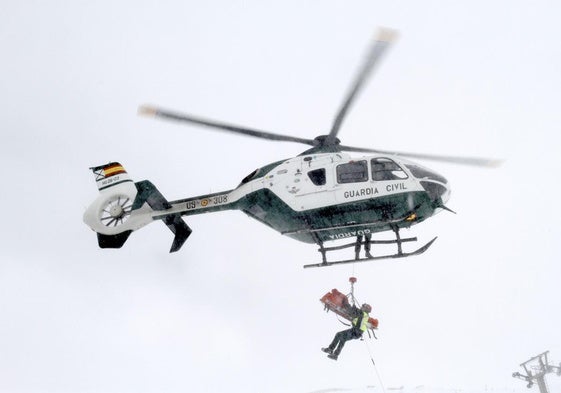 El helicóptero del Sereim, de la Guardia Civil, en mitad de un simulacro en Granada.