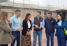 Técnicos explican algunos de los detalles de la obra a José Luis Agea y África Colomo.