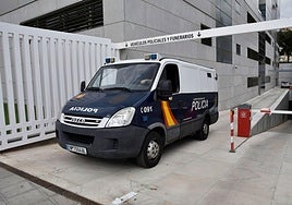 Un furgón policial abandona la Ciudad de la Justicia de Almería.