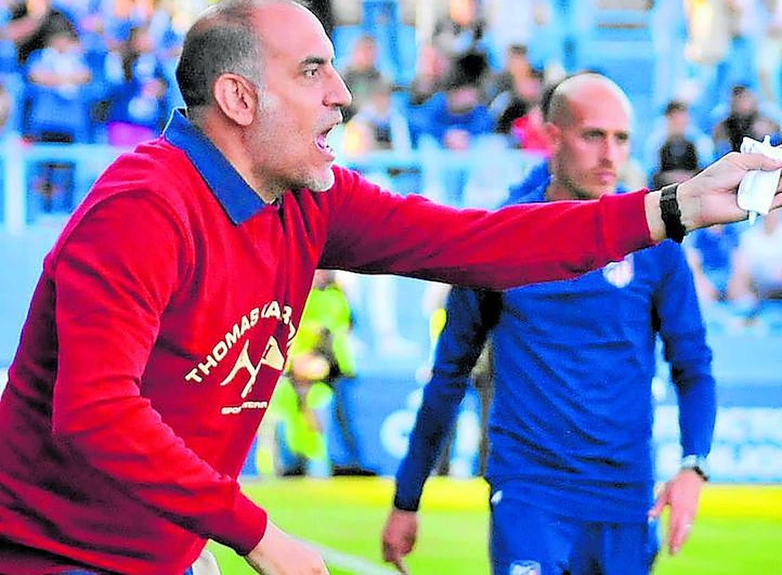 Romerito quejándose al colegiado por una falta al Linares.